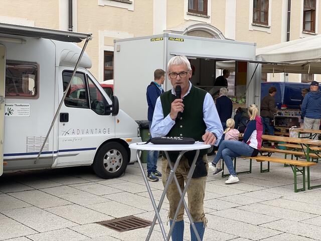 Organisator und Sprecher Ernst Kocher eröffnet den Jubiläumsmarkt