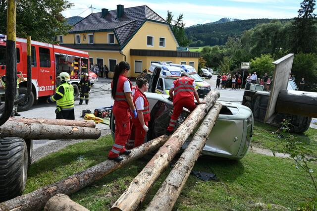 Angenommener schwerer Verkehrsunfall vor dem Gasthaus Gössnitzer im Granitztal. | Foto: Bachhiesl
