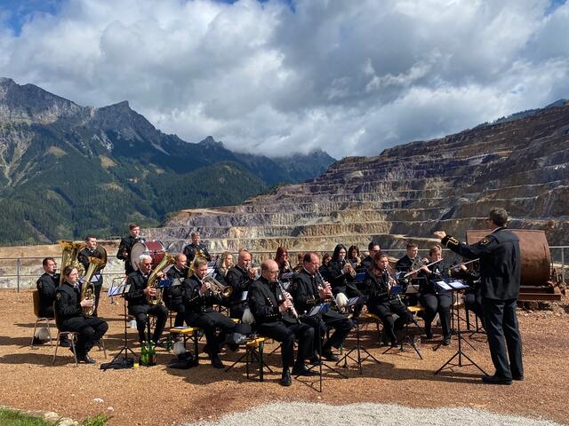 Die Bergmusikkapelle Eisenerz spielte die Steirische Landeshymne. | Foto: Laura Jung