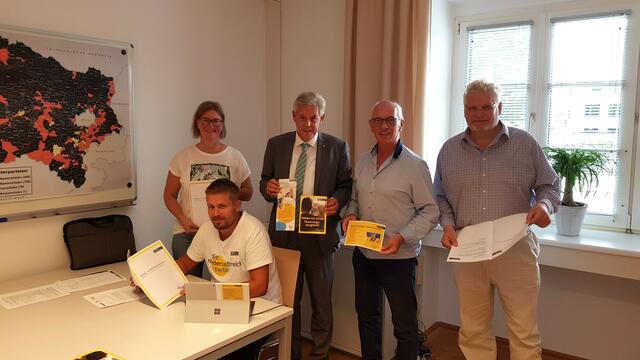 Sabine Tolstiuk, Florian Pfaffelmaier, LAbg. Hermann Hauer, Karl Stangl und Joachim Köll. | Foto: Mauser