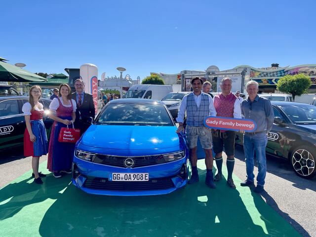 Strahlende Österreichpremiere: Sandra Krois, Martina Roth, Alexander Dengg, Johannes Schroll, Eugen Roth und Michael Zikesch.  | Foto: B. Gady