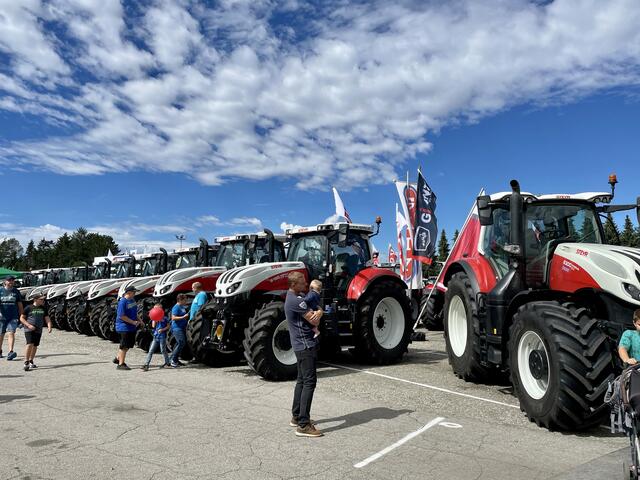 Die große Landwirtschaftsausstellung zieht viele Besucher groß wie klein an.  | Foto: B. Gady