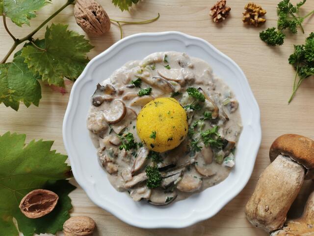 Schwammerlsauce mit Polentaknöderl | Foto: Katrin Ebetshuber