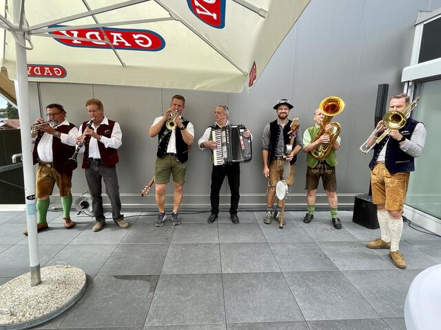 Die musikalische Untermalung beim Bieranstich gerhört dazu.  | Foto: B. Gady