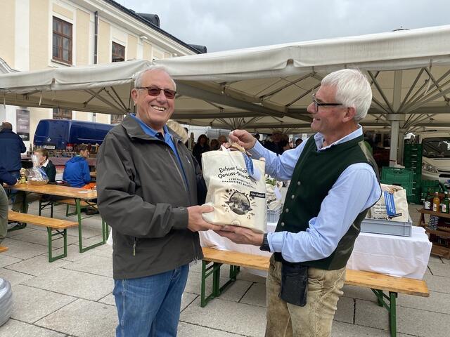 Eines der 30 Schmankerl-Pakete ging an Albert Pelzler aus Bad Hofgastein