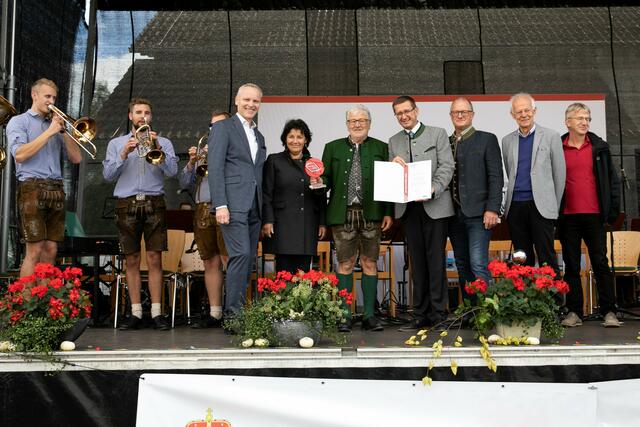 Wirtschafts- und Raumordnungs-Landesrat Markus Achleitner (4.v.r.) überreichte den OÖ. Ortsbildpreis 2022 an den Viertelsieger Hausruckviertel – die Gemeinde Puchkirchen am Trattberg – Bürgermeister Anton Hüttmayr  (5.v.r.). | Foto: Land OÖ/Margot Haag