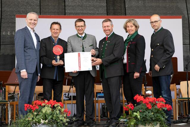 Wirtschafts- und Raumordnungs-Landesrat Markus Achleitner (3.v.l.) überreichte gemeinsam mit Generaldirektor Othmar Nagl von der OÖ. Versicherung (l.) den OÖ. Ortsbildpreis 2022 an die Gemeinde Katsdorf als Landessieger – 4.v.l. Bürgermeister Wolfgang Greil. | Foto: Land OÖ/Margot Haag