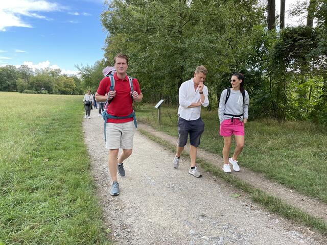 Matthias Friedrich, Obmann der Hietzinger SPÖ, war mit seiner Freundin (r.) und der gemeinsamen Tochter im Tragerucksack unterwegs. | Foto: Kautzky