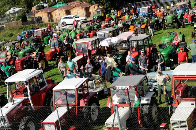 Ingrid Gady unterstützt den Pfarrer bei der Traktorsegnung. | Foto: Gady Family