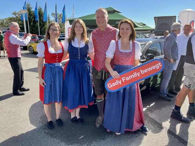 Tracht by Gady: Links Sandra Krois im Gady Volksfestdirndl, daneben die Leibnitzer Alltragstracht - Edition Gady und Eugen und Martina Roth in der Leibnitzer Festtagstracht - Edition Gady. | Foto: B. Gady