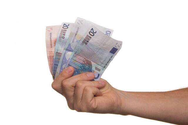 Schulausflüge können sehr ins Geld gehen. Für einkommensschwache Familien oftmals eine Herausforderung. Das Land will diesen Familien ab kommendem Jahr unter die Arme greifen. | Foto: Pixabay/niekverlaan (Symbolbild)