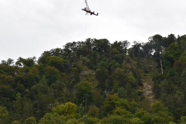 Die Bäume werden mittels Transport-Hubschrauber abtransportiert. | Foto: Philip Steiner