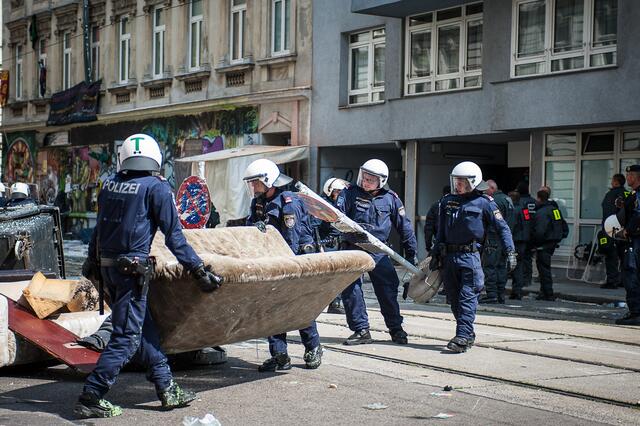 Bei der Hausbesetzung in der Leopoldstädter Mühfeldgasse Ende Juli 2014 waren 1.700 Beamte im Einsatz. Und das wegen 20 Punks. | Foto: A. Edler