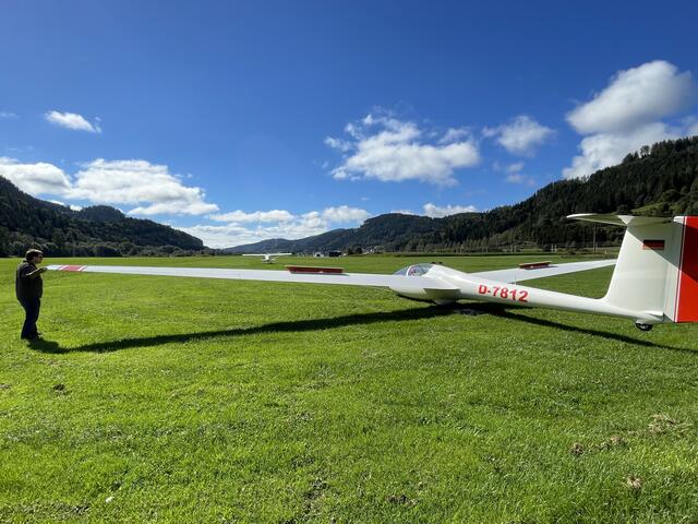 Kurz vor dem Abheben. Der Segelflieger wird vom Ultraleichtflugzeug in die Höhe geschleppt. | Foto: RegionalMedien Kärnten