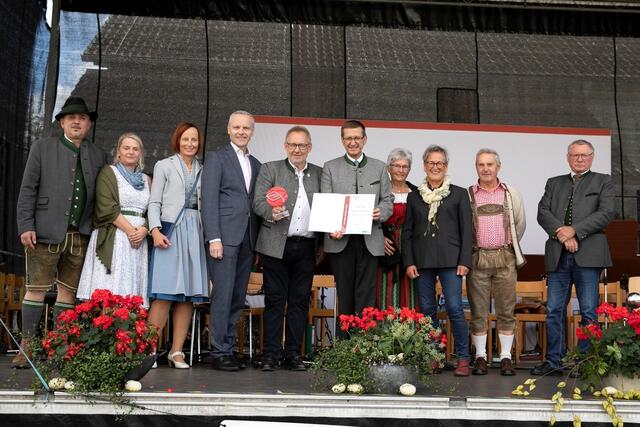 Wirtschafts- und Raumordnungs-Landesrat Markus Achleitner (5.v.r.) überreichte den OÖ. Ortsbildpreis 2022 an den Viertelsieger Mühlviertel – die Gemeinde Kleinzell – Bürgermeister Klaus Falkinger (6.v.r.). | Foto: Foto: Land OÖ/Margot Haag