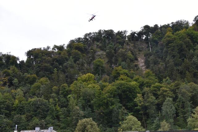 Die Bäume werden mittels Transport-Hubschrauber abtransportiert. | Foto: Philip Steiner