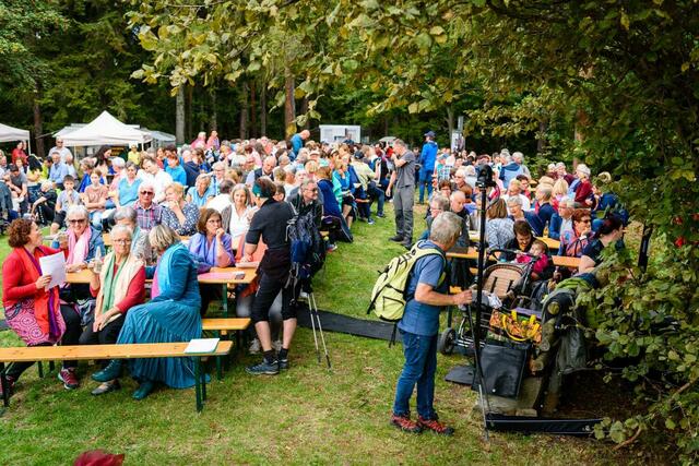 Hunderte Wanderinnen und Wanderer folgten der Einladung zur Bergmesse. | Foto: Hannes Frühwirth
