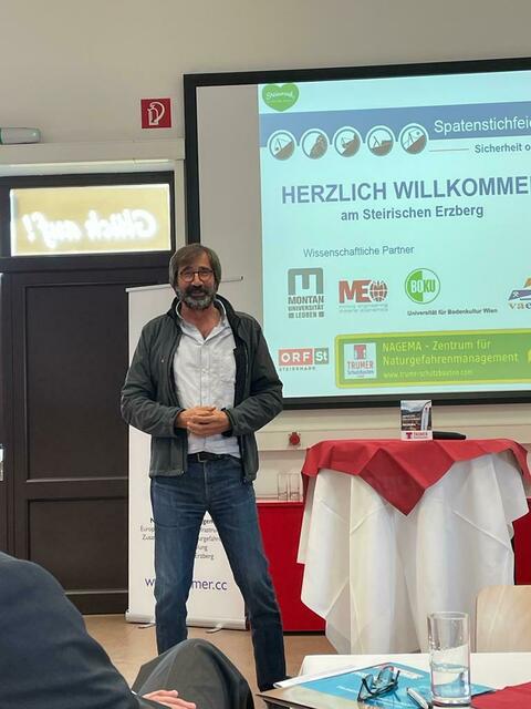 Johannes Hübl, Institutsleiter für Alpine Gefahren der Universität für Bodenkultur Wien: "Es ist ideal, wenn man Versuche unter kritischen Bedingungen durchführen kann." | Foto: Jessica Köck