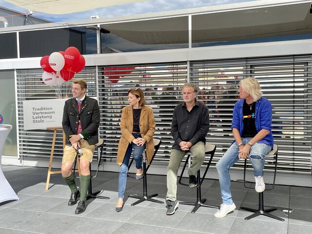 Philipp Gady mit Susanne Kraus-Winkler, Christoph Klingler und Ewald Tatar am Podium der Atrium Terrasse. (v.l.) | Foto: B. Gady