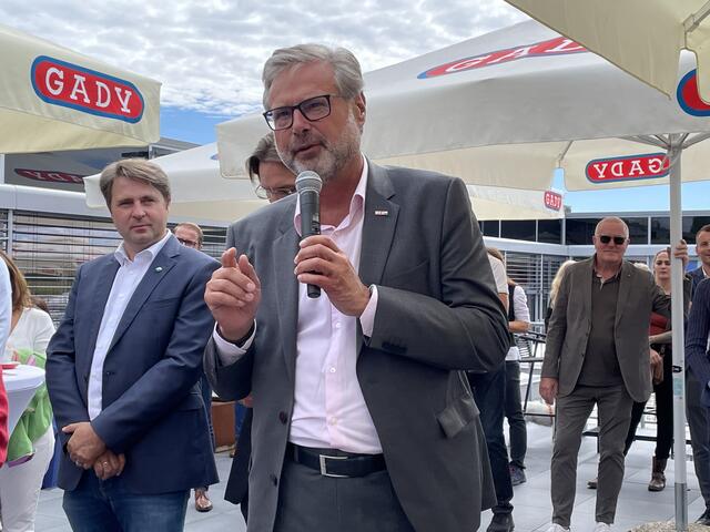 Wirtschaftskammer Direktor Karl-Heinz Dernoscheg streute der Familie Gady und der Gady Family Blumen. | Foto: B. Gady