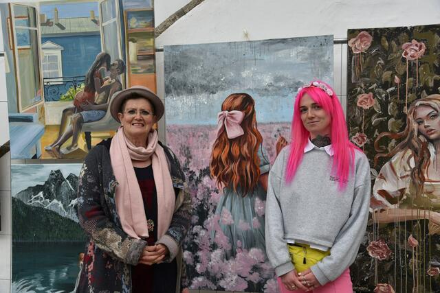 vlnr.: Galeristin Angelika Toma und Kateryna Kurlova