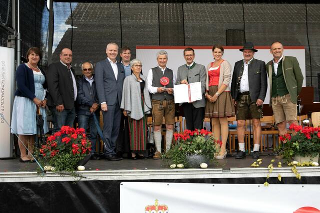 Wirtschafts- und Raumordnungs-Landesrat Markus Achleitner (4.v.r.) überreichte den OÖ. Ortsbildpreis 2022 an den Viertelsieger Innviertel – die Gemeinde St. Radegund – Bürgermeister Simon Sigl (5.v.r.). | Foto: Land OÖ/Margot Haag