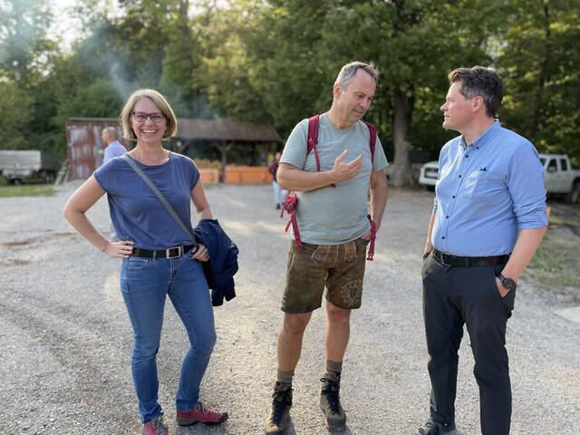 Penzings Bezirksvorsteherin Michaela Schüchner war mit bester Laune auch bei der Kulturwanderung dabei - hier mit Klimaschutzstadtrat Jürgen Czernohorszky (r.) und Forstdirektor Andreas Januskovecz (M.). | Foto: Kautzky