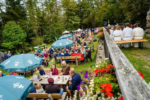 Hunderte Wanderinnen und Wanderer folgten der Einladung zur Bergmesse. | Foto: Hannes Frühwirth