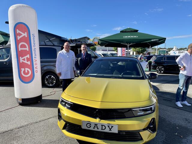 Opel Markenleiter Alexander Dengg und Rudolf Pölzl freuten sich über den regen Zustrom der Besucher beim 111. Gady Markt. | Foto: B. Gady