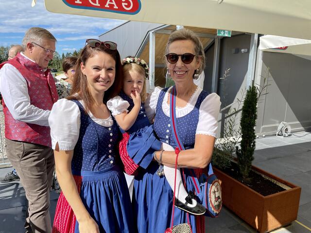 Familie Gady: Nadina, Linda und Ingrid Gady in der feschen Leibnitzer Alltagstracht - Edition Gady. | Foto: B. Gady
