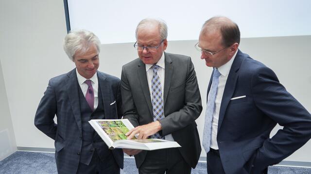 AMAG Vorstandsvorsitzenden Gerald Mayer (re.) und Technikvorstand Helmut
Kaufmann (li.) mit Prof. Michael Hohla. | Foto: AMAG