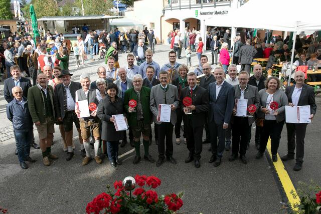 Wirtschafts- und Raumordnungs-Landesrat Markus Achleitner mit Vertreter des Landessiegers und der 4 Viertelsieger beim OÖ. Ortsbildpreis 2022. | Foto: Land OÖ/Margot Haag