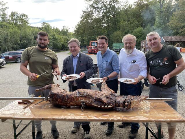 Am Schluss hat's allen geschmeckt: Michael Ludwig (2.v.l.), Jürgen Czernohorszky (3.v.l.) und Gerhard Schmid (2.v.r.). | Foto: Kautzky