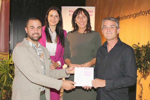 Beste Laune bei der Eröffnung der Klangspuren in Schwaz.  | Foto: Walpoth