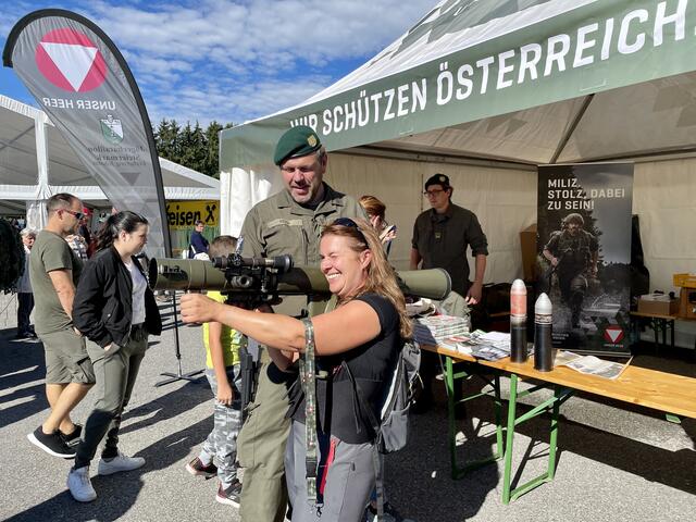 Die Ausstellung der Bundeswehr fand großen Zuspruch, auch bei Besucherinnen.  | Foto: B. Gady