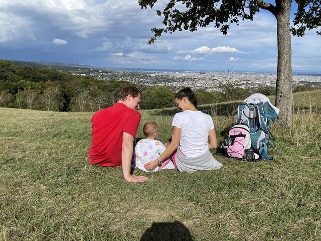 Familienidylle am Wienerblick: Matthias Friedrich mit seiner Freundin und seiner Tochter. | Foto: Kautzky