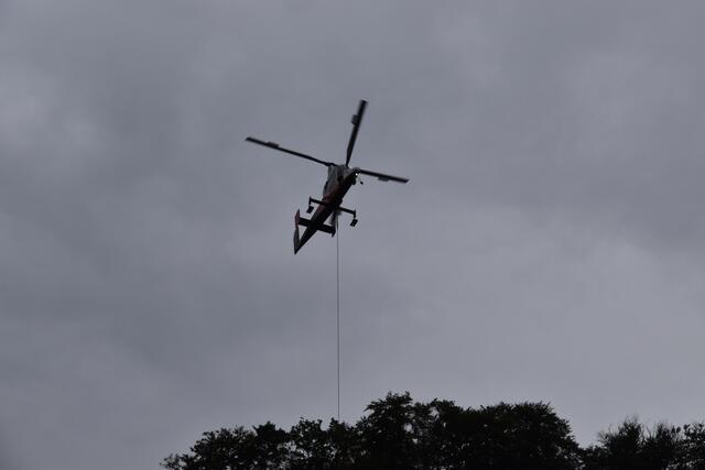Die Bäume werden mittels Transport-Hubschrauber abtransportiert. | Foto: Philip Steiner