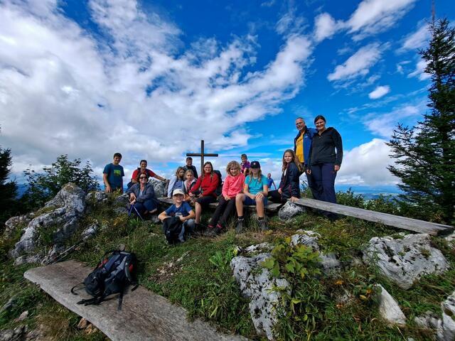 17 Familienwanderer genossen Tag auf zwei Gipfeln. | Foto: Alpenverein Enns
