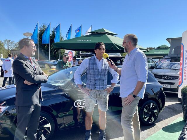 Johannes Schroll, Marketingdirektor von Opel Österreich im Interview mit Antenne Muntermacher Thomas Axmann, links Markenleiter Alexander Dengg. | Foto: B. Gady