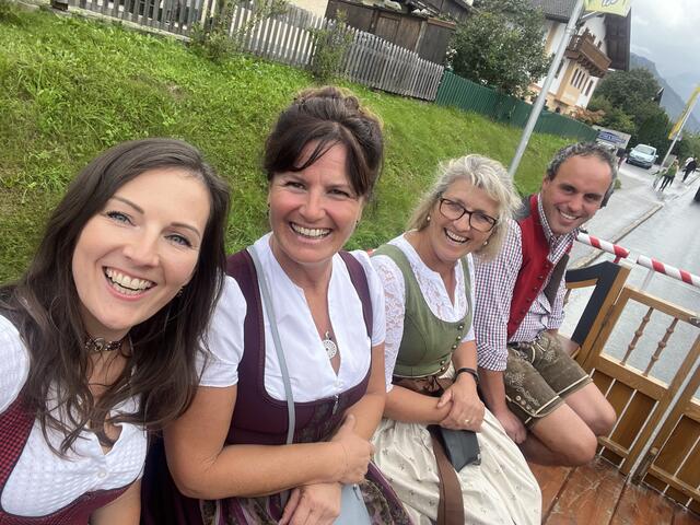 TVB GF Simone Höller, BGM Barbara Huber und die Ortsbauern Kathi Schwab 
und Rupert Bürgler am Stiegl Pferdewagen, der den Festumzug eröffnete.