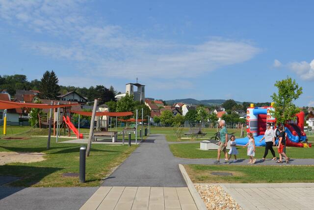 Der neue Dorfplatz ist ein gutes Sinnbild für die großartige wirtschaftliche und gesellschaftliche Entwicklung in Rohrbach an der Lafnitz. | Foto: Gemeinde Rohrbach a. d. Lafnitz