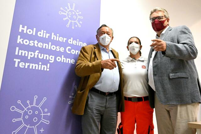 Im 15. Bezirk können sich Menschen neuerdings wieder impfen lassen und zwar in der Lugner City. Baulöwe Richard Lugner und Gesundheitsstadtrat Peter Hacker warben um eine Impfung bzw. deren Auffrischung. | Foto: HELMUT FOHRINGER / APA / picturedesk.com