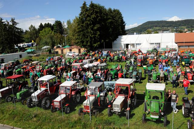 Aus allen Himmelsrichtungen kamen die Traktorfreunde angereist. | Foto: Gady Family