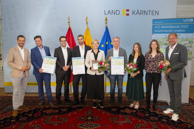 Die Gewinner mit Sebastian Schuschnig, VCÖ-Expertin Lina Mosshammer und ÖBB-Regionalmanager Reinhard Wallner  | Foto: LR Schuschnig/Taltavull