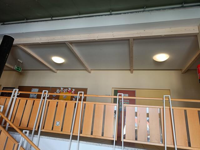 Die Decke im Kopfinger Stiegenhaus wurde bereits zum größten Teil instand gesetzt – der Rest der Sanierungsarbeiten wird im nächsten Sommer erfolgen.  | Foto: Gemeinde Kopfing
