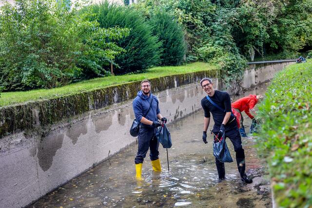 Gemeinsam mit zwölf Freiwilligen hat KPÖ-Plus-Gemeinderat Kay-Michael Dankl am Samstag den Almkanal im Stadtbereich von Müll befreit | Foto: Sarah Pansy