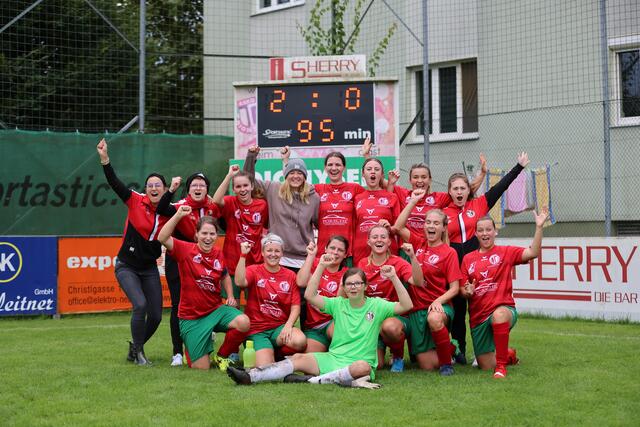 Grund zu jubeln: Die Damen der Askö Dionysen/LSC Linz feierten über Lochen einen verdienten 2:0-Sieg. | Foto: Reischl (alle)