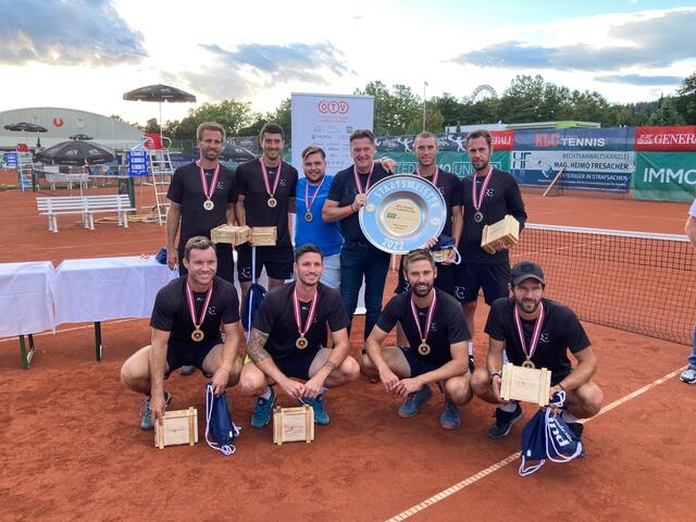 So sehen Sieger aus: Peter Gojowczyk, Sebastian Ofner, Stephan Reisinger, Erich Reisinger, Filip Misolic, Pascal Brunner (hintere Reihe) sowie Lucas Miedler, Dennis Novak, Julian Lenz und Jürgen Melzer | Foto: ATV Irdning Tennis