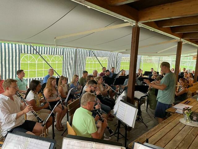 Bevor die Musikerinnen und Musiker aus Liezen über die Grenze nach Italien reisten, gaben sie ein Kurzkonzert in Thurn. | Foto: SMKL