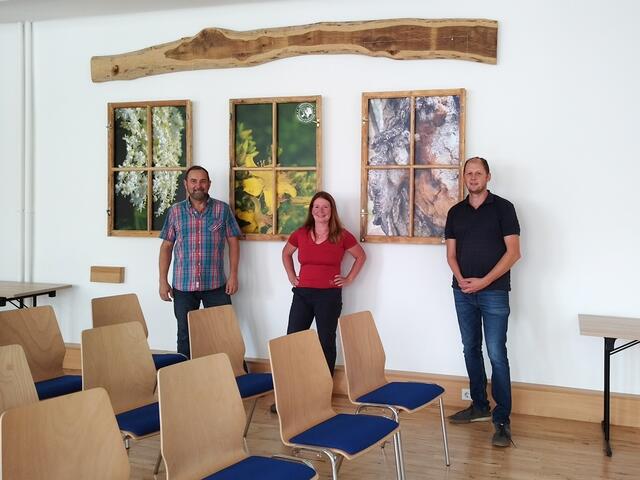Das Alte Rathaus in Steinakirchen wurde revitalisiert. Am Donnerstag, 15. September, erfolgt um 19 Uhr die feierliche Eröffnung als Zentrum für Kräuter und Bildung. Thomas Pollak, Monika Vesely und Bürgermeister Wolfgang Pöhacker freuen sich auf viele Gäste.
 | Foto: Marktgemeinde Steinakirchen